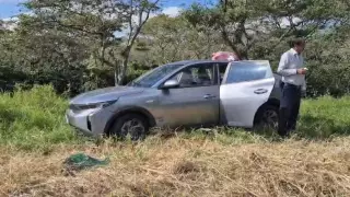 Automóvil se accidenta en libramiento Coatepec ¿Qué ocurrió?