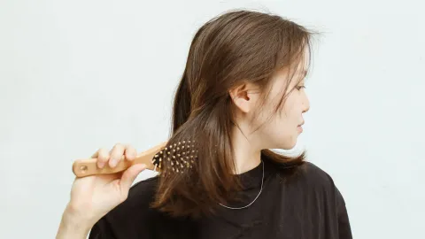 Así debes cepillar tu cabello antes de dormir para evitar maltratarlo
