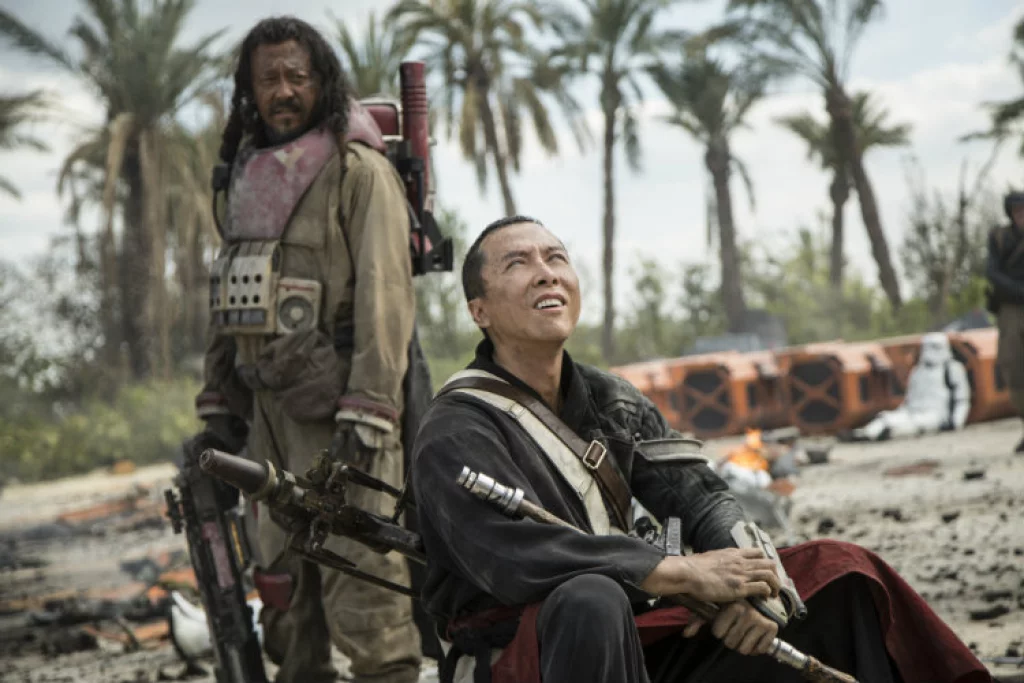 Baze Malbus (Jiang Wen) y Chirrut Imwe (Donnie Yen). Foto: Jonathan Olley. Lucasfilm LFL 2016.