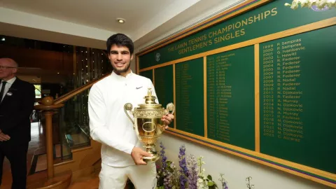 Carlos Alcaraz termina con el reinado de Djokovic y lo vence para coronarse en Wimbledon 2023