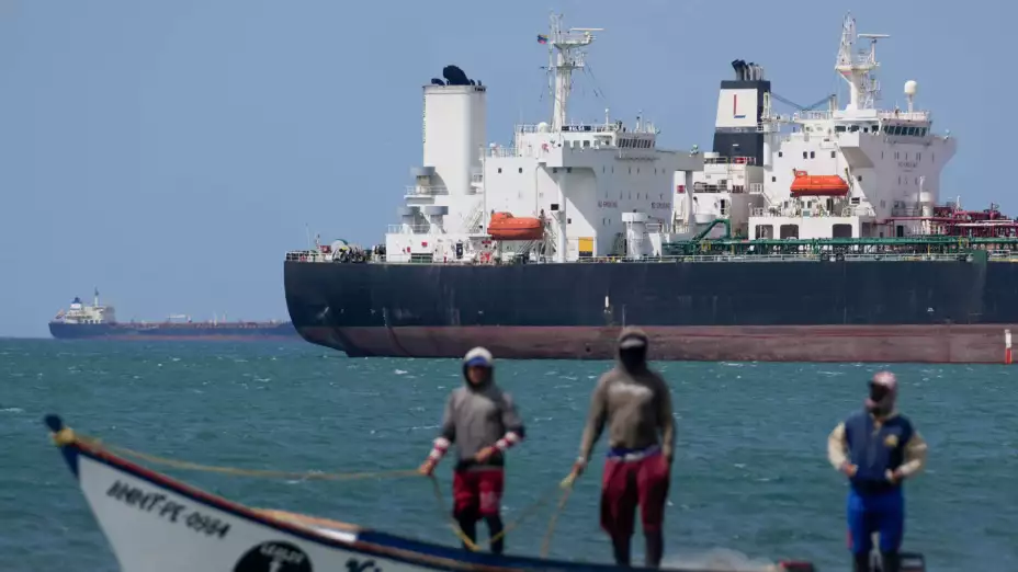 Pescadores frente a un barco petrolero en el Golfo de Venezuela.