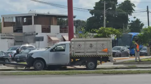 Camioneta choca contra poste en Circuito Colonias