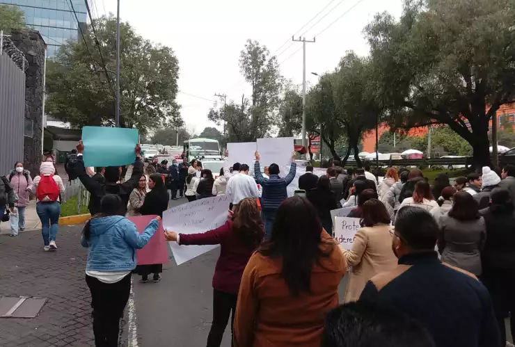 Trabajadores del Poder Judicial de la Federación cierran la vialidad en la carretera Picacho-Ajusco
