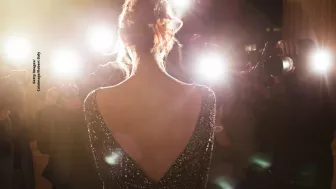 El foco de atención por guapo y mentiroso.