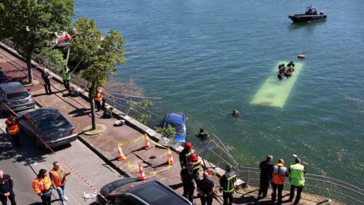 ¡Autobús-cae-al-río-Sena-en-París_-Rescate-contrarreloj-evita-tragedia-con-cuatro-sobrevivientes-tra.webp