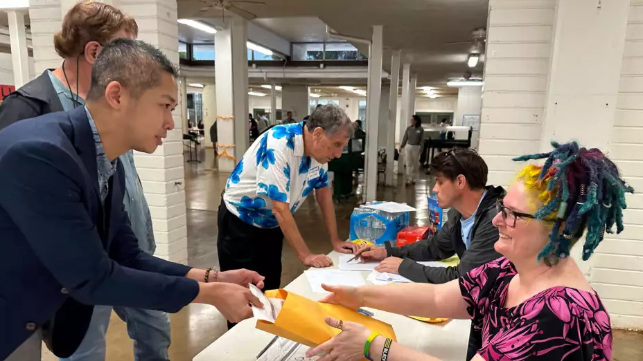 Votación en los caucus demócratas estatales en Hawai.
