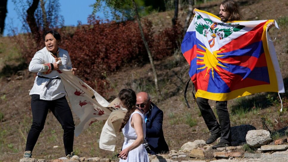 Beijing 2022 Encendido llama olímpica en la Antigua Olimpia PROTESTAS 18 de octubre de 2021 AP Foto Thanassis Stavrakis.jpg