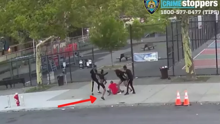Una menor de 13 años y sus amigos matan a taxista a golpes en Nueva York.