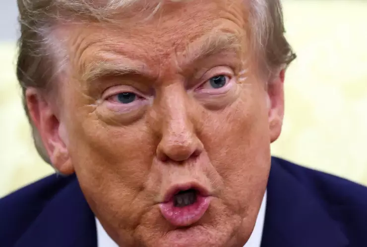 La secretaria Kristi Noem confirmó que trump ordenó pintar de negro el muro, la medida busca hacer más difícil escalar la estructura fronteriza.