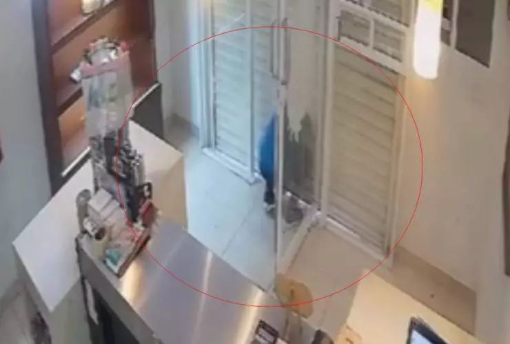 FOTO Dan reconocimiento a empleada que encerró a ladrón en pastelería