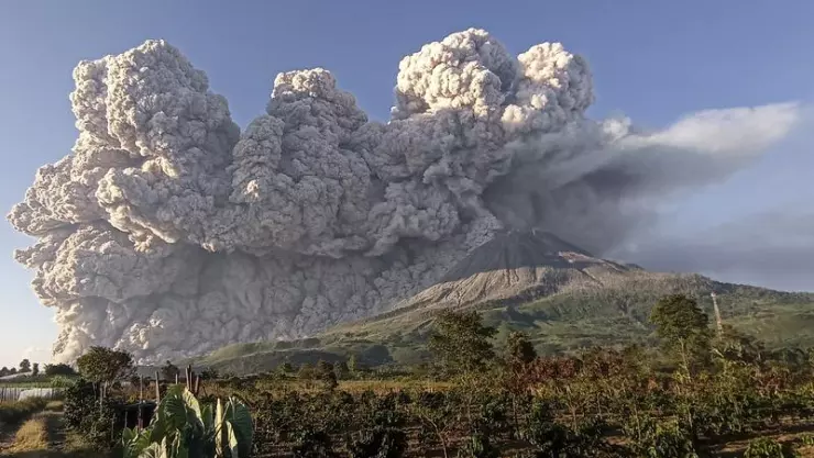 Volcán Sinabung emite una columna de humo de 5 mil metros de altura