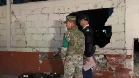 CDMX: Borracho estrella su auto contra la Secretaría de Marina, en la Agrícola Oriental