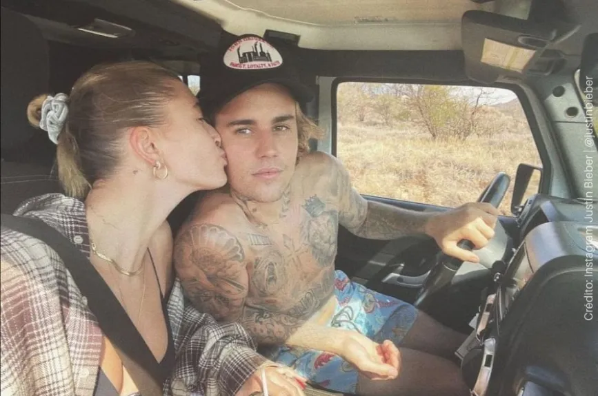 Justin Bieber y Hailey beso.jpg