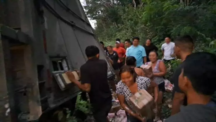 Hacen rapiña tras volcadura de tráiler en carretera Felipe Carrillo Puerto
