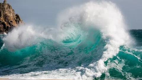 VIDEO Abuelita lleva su nieto a zona de alerta porque quería conocer un tsunami en Peru
