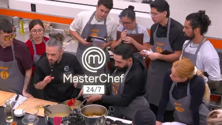 Maestro Diego CALLA a todos en plena clase y les da lección.