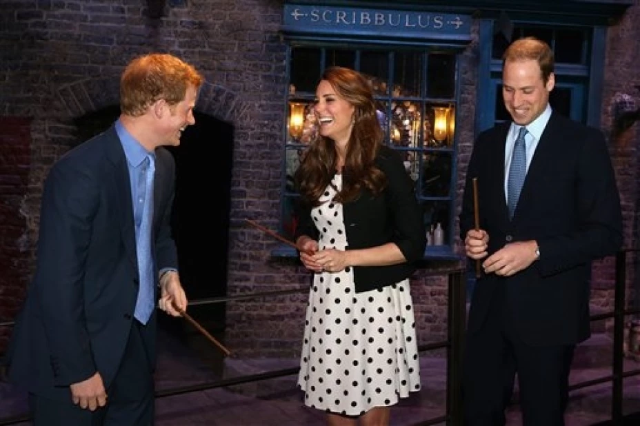 Kate y William visitan estudios donde se filmó Harry Potter