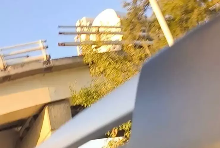 ¡Una cascada! Pipa vuelca sobre carretera a Chapala y derrama todo el líquido