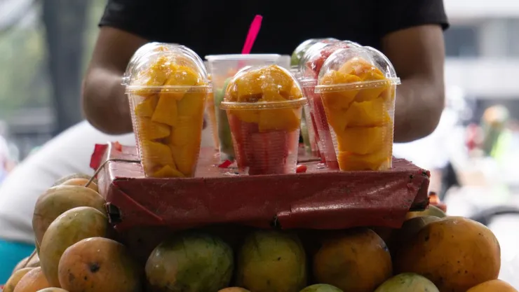 Turista queda sorprendido al pagar 500 pesos por un mango y tunas en Ensenada