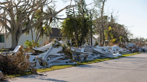 Una calle de Florida devastada tras el paso de un huracán.