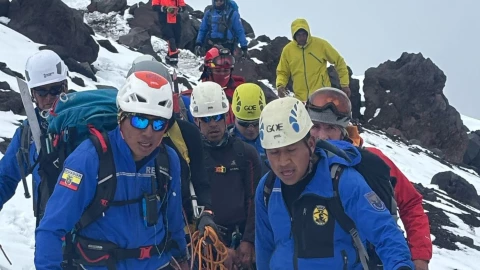 Rescatan a ocho montañistas atrapados en el volcán Cotopaxi.