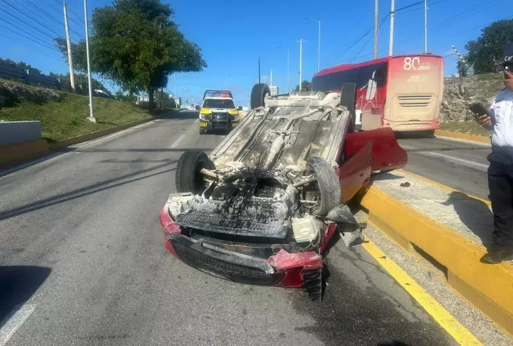 Trafico sabatino tras volcadura de auto en distribuidor vial Kabah- Colosio.jpg