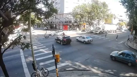 /famosos/conductor-atropella-motociclista-por-ver-celular-video-pb-notas