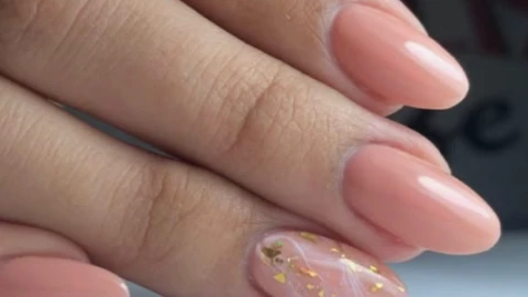 checa estas uñas color rosa con nude 