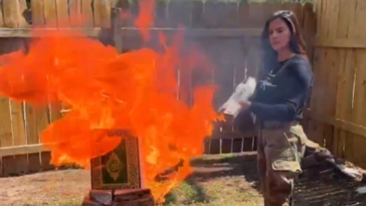 Valentina Gómez, candidata republicana en Texas, genera indignación tras quemar un Corán y difundir un mensaje islamofóbico en redes sociales.