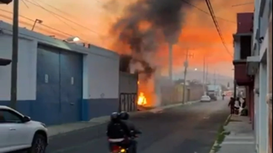 Incendio se registra en la 3 Poniente de San Pedro Cholula hoy 22 de noviembre de 2025
