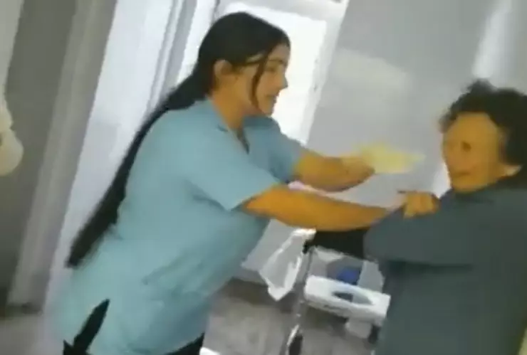 enfermera golpea a abuelita con alzhéimer