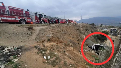 Volcadura tras choque con taxi desata movilización en Tijuana