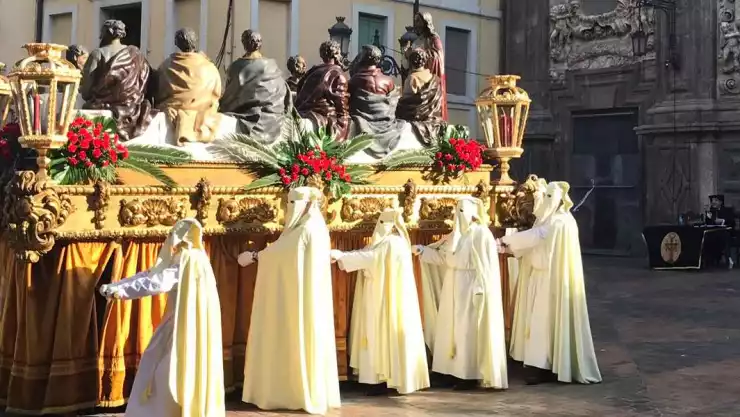 miembros hermandad desfilan