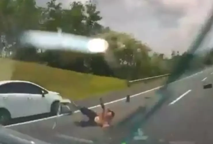 Hombre sale disparado de su vehículo y termina atropellado tras aparatoso choque en Malasia