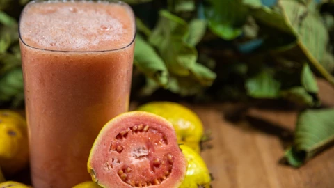 Jugo de guayaba con espinacas beneficios