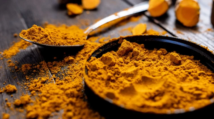 Mezcla de crema corporal con cúrcuma: para qué sirve y cuáles son sus beneficios