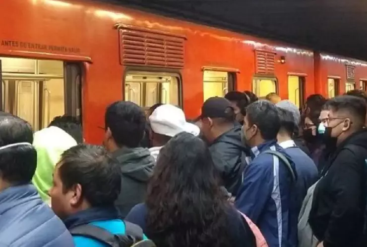 Usuarios reportan problemas en la Línea 8 del Metro CDMX hoy 23 de marzo de 2023.