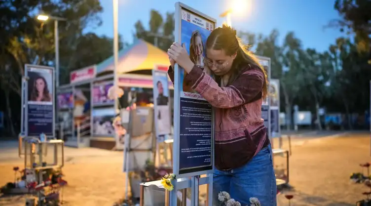 Una mujer israelí en la conmemoración del tercer aniversario del ataque del 7 de octubre.