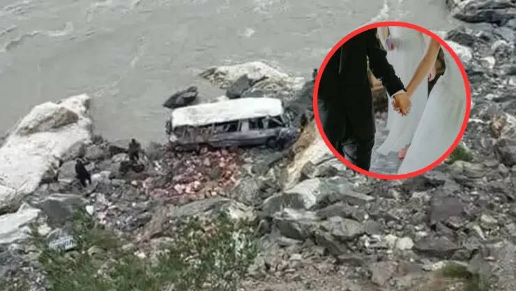 Autobús con pasajeos cayó a río