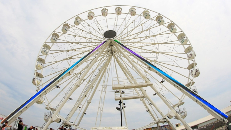 Una noria en una feria.