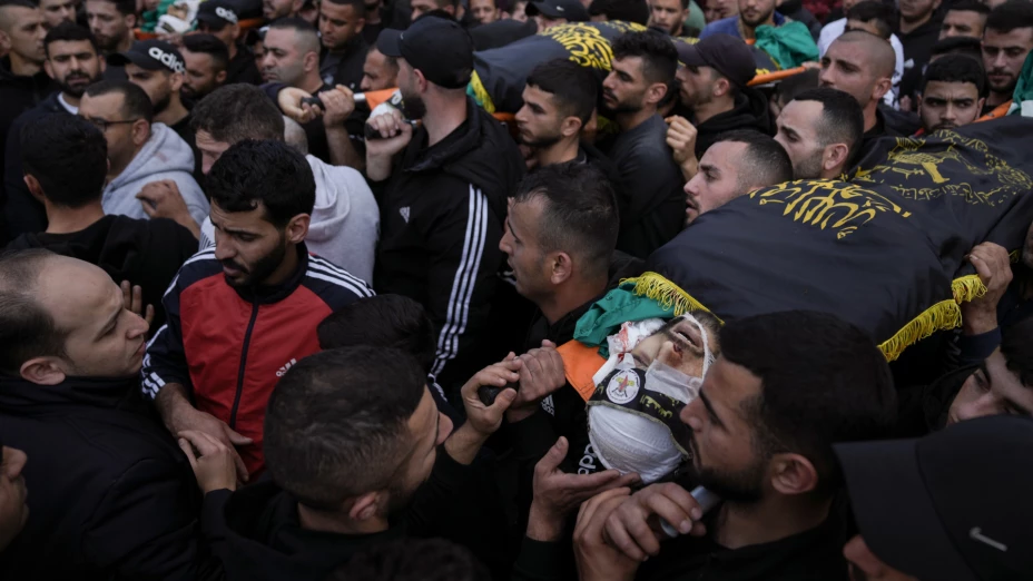 DolDolientes cargan los cuerpos de tres milicianos palestinosientes cargan los cuerpos de tres milicianos palestinos