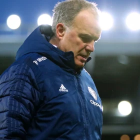 Marcelo Bielsa dirigiendo al Leeds United en la Premier League