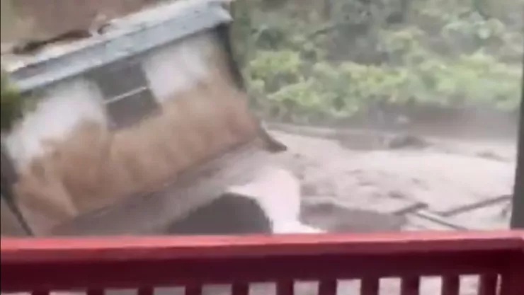 Inundación en Ruidoso deja una casa destruida y cinco personas rescatadas