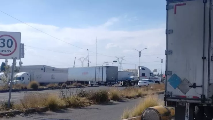 Tráiler quedó atravesado en medio del Periférico de Puebla hoy: Cierre total