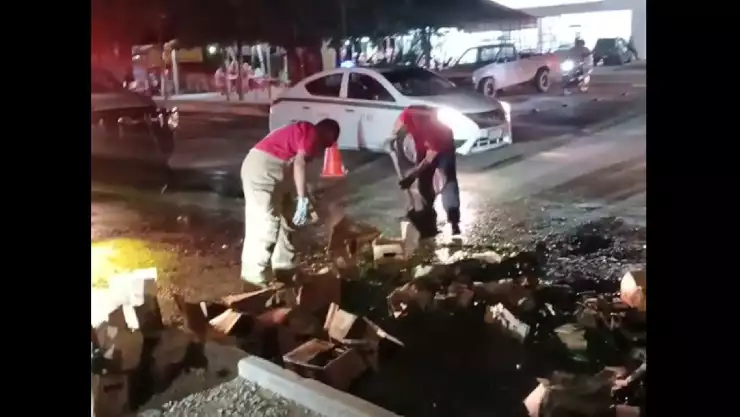 ¿Hubo rapiña_ Camioneta se voltea y deja caer cervezas en avenida Lankin.jpg