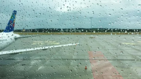 CANCELAN VUELOS POR EL HURACÁN JOHN