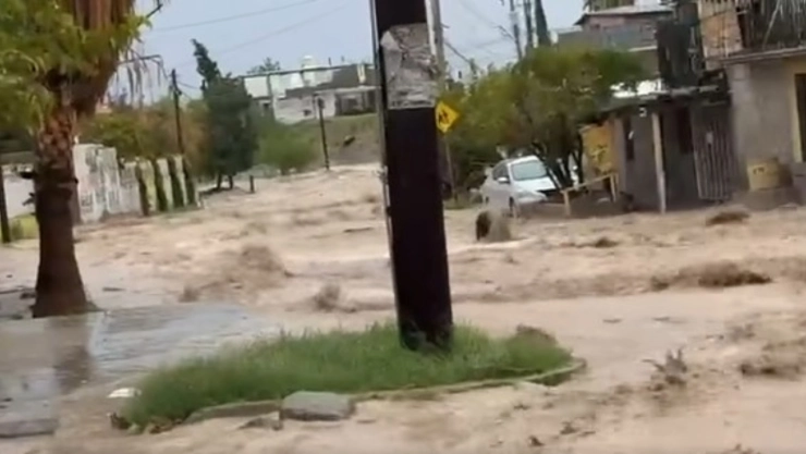 ¡Alerta en Ciudad Juárez! Lluvias torrenciales desatan caos, calles inundadas y cierres viales.jpg
