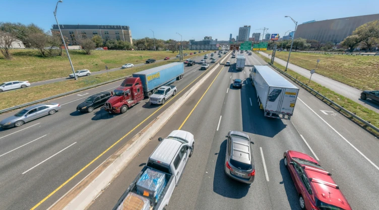 Vehículos recorren carretera de Austin, Texas