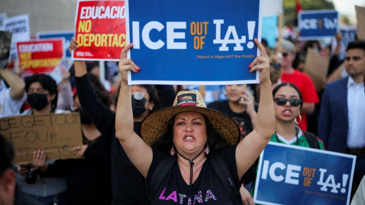 Protestas en California tras la detención de 300 inmigrantes en redadas de Trump. Organizaciones temen violaciones a derechos legales.