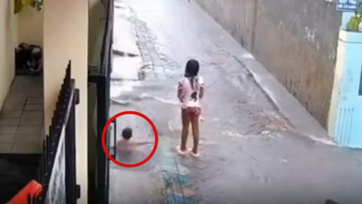Muere niño ahogado tras caer en alcantarilla cuando jugaba bajo la lluvia en Indonesia.png
